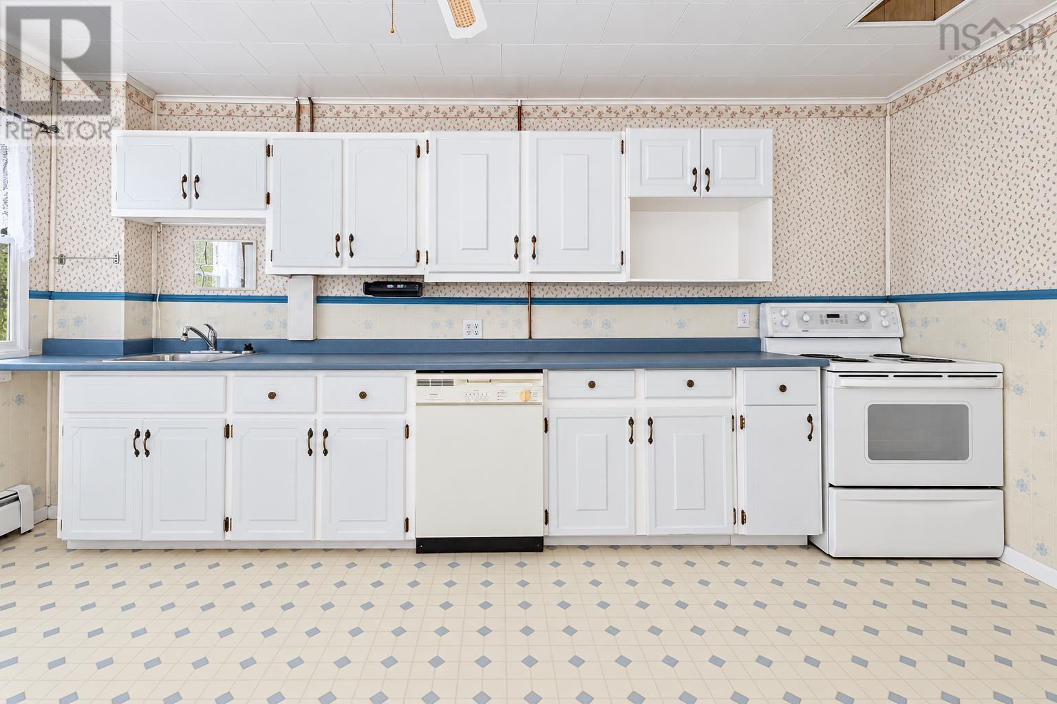 21 Railroad Street Property Photo 7