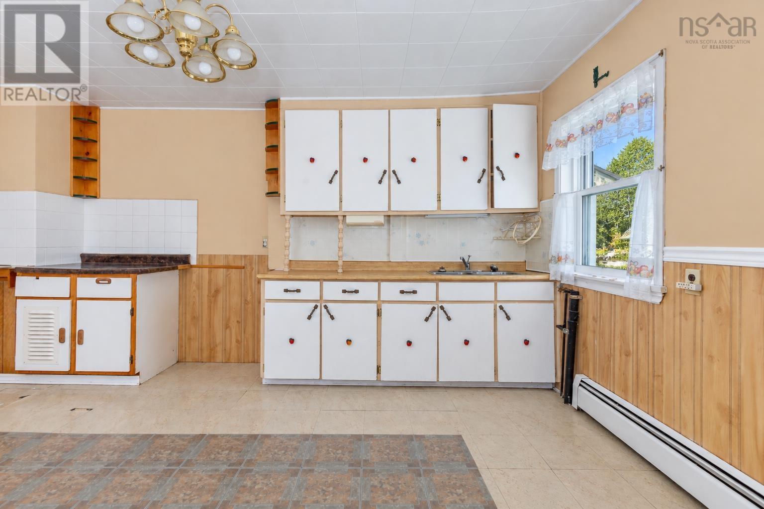 21 Railroad Street Property Photo 28