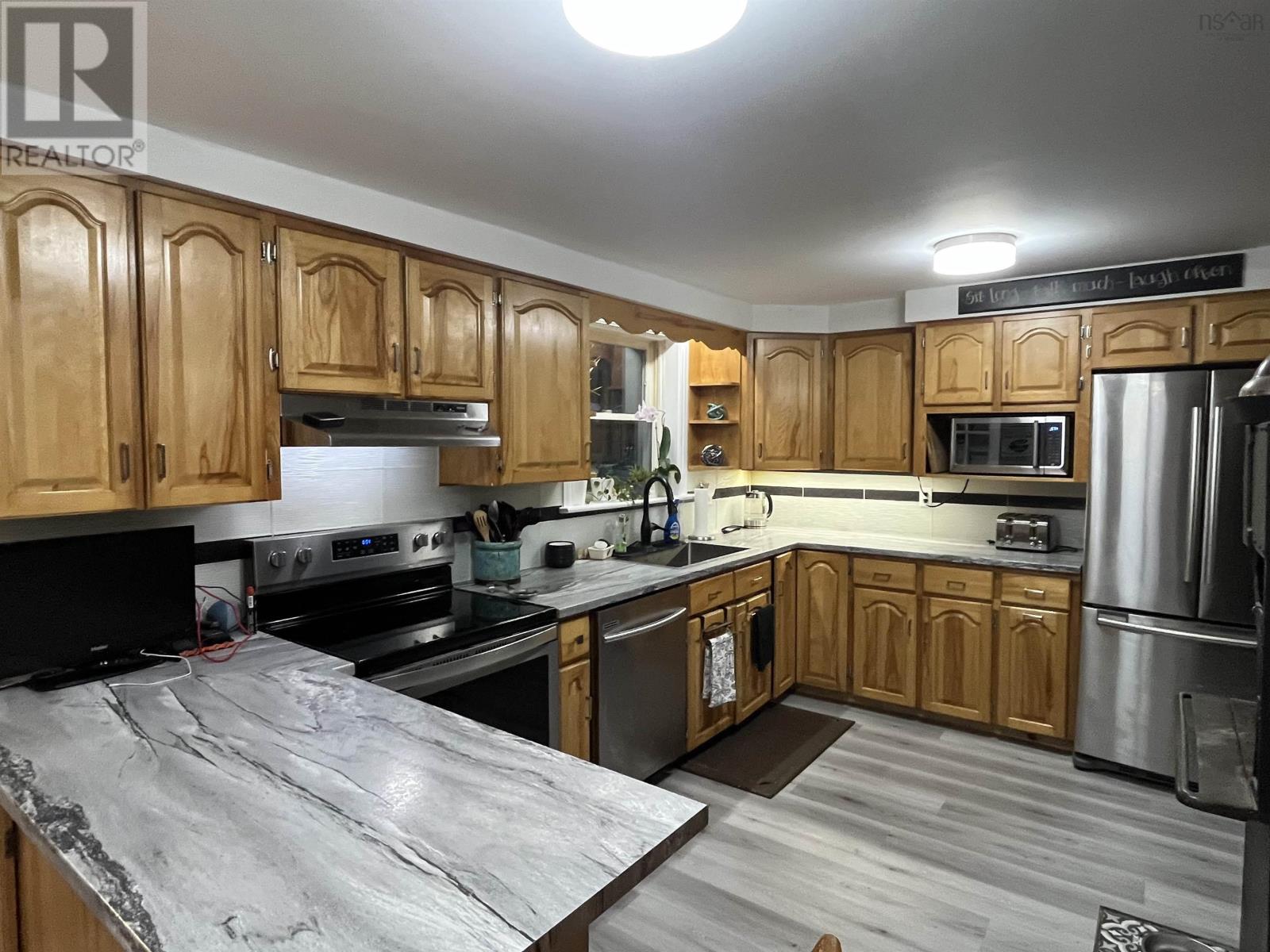 124 Young St Property Photo 6