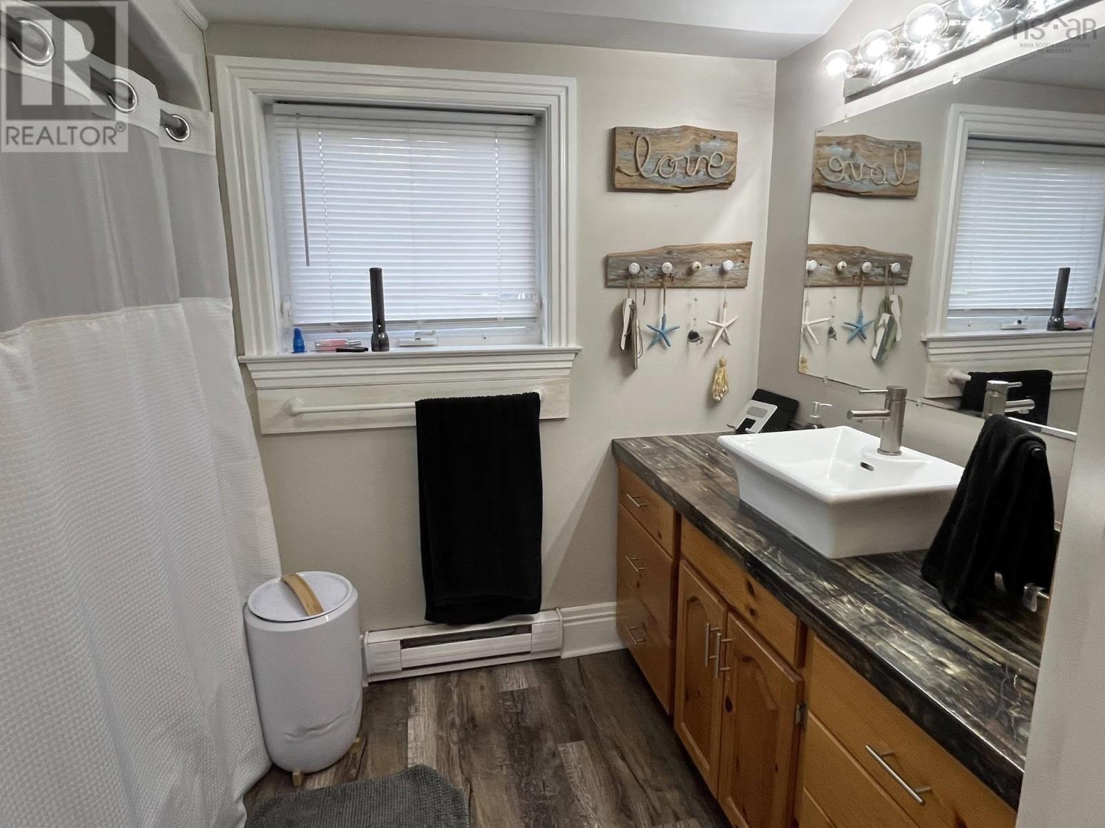 124 Young St Property Photo 21