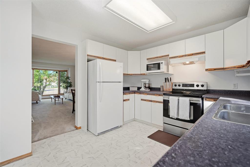 640 Scurfield Boulevard Property Photo 11