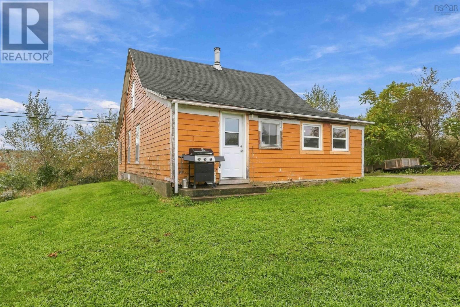 6351 Highway 101 Property Photo 1