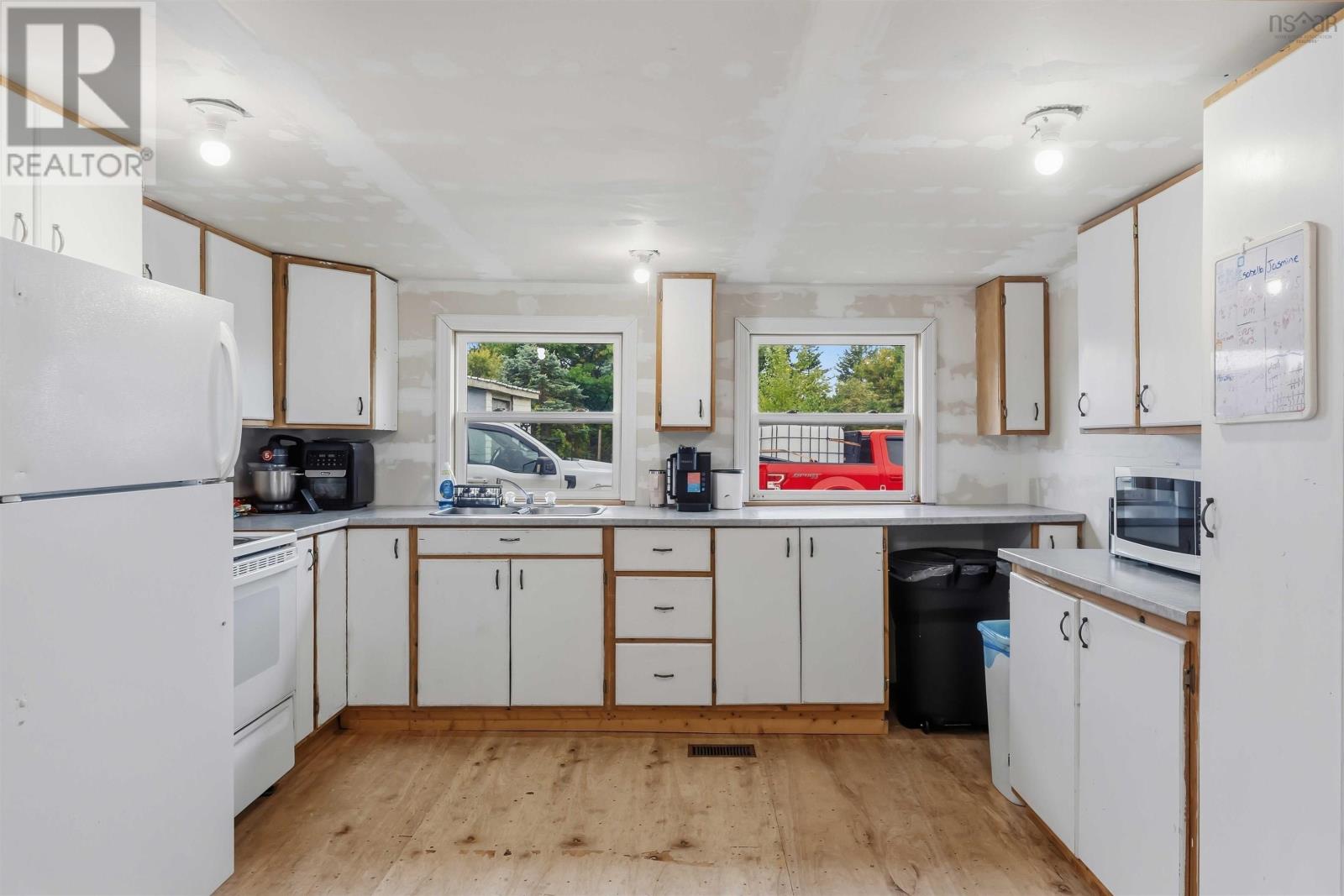 6351 Highway 101 Property Photo 9