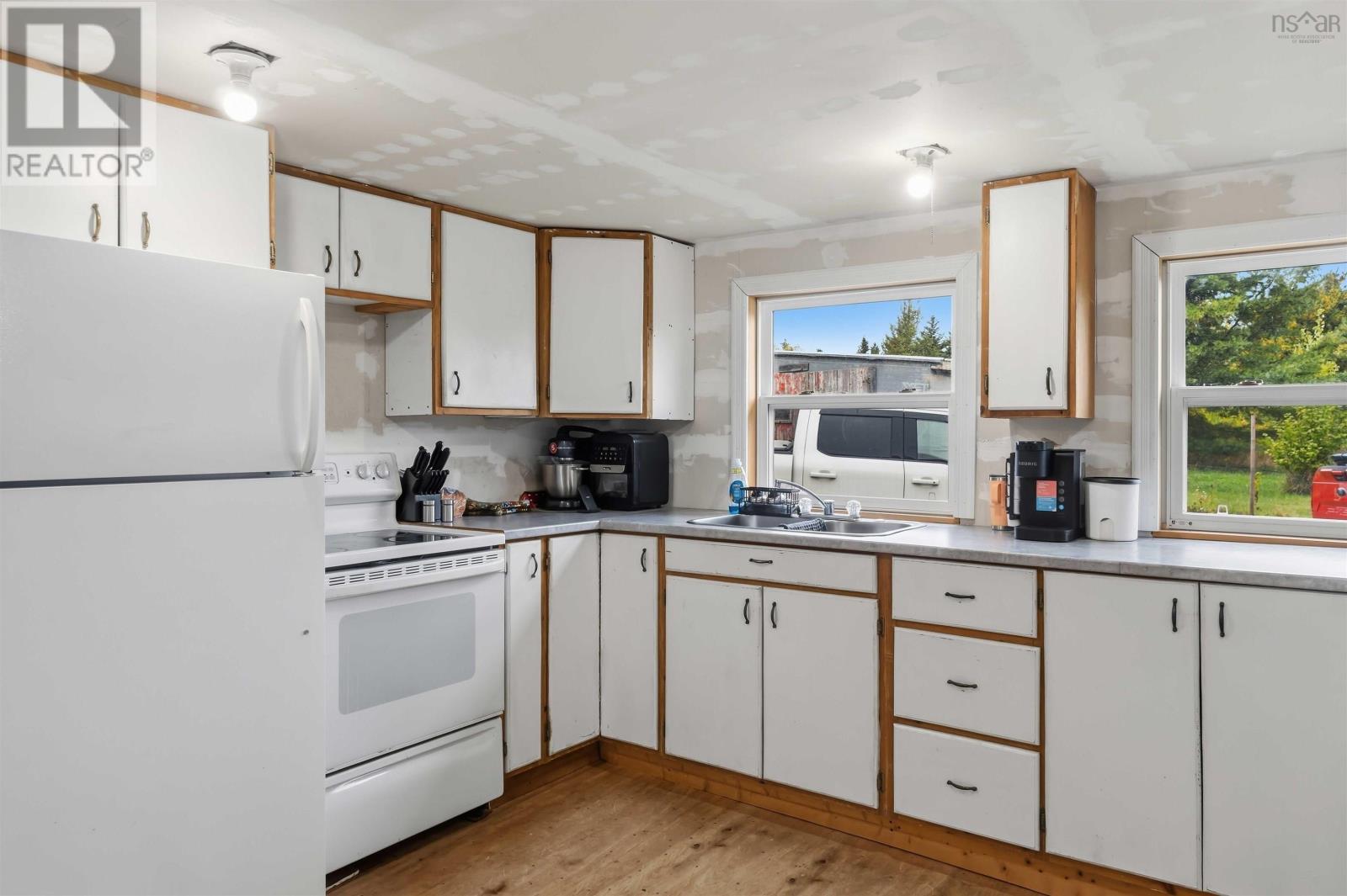 6351 Highway 101 Property Photo 10