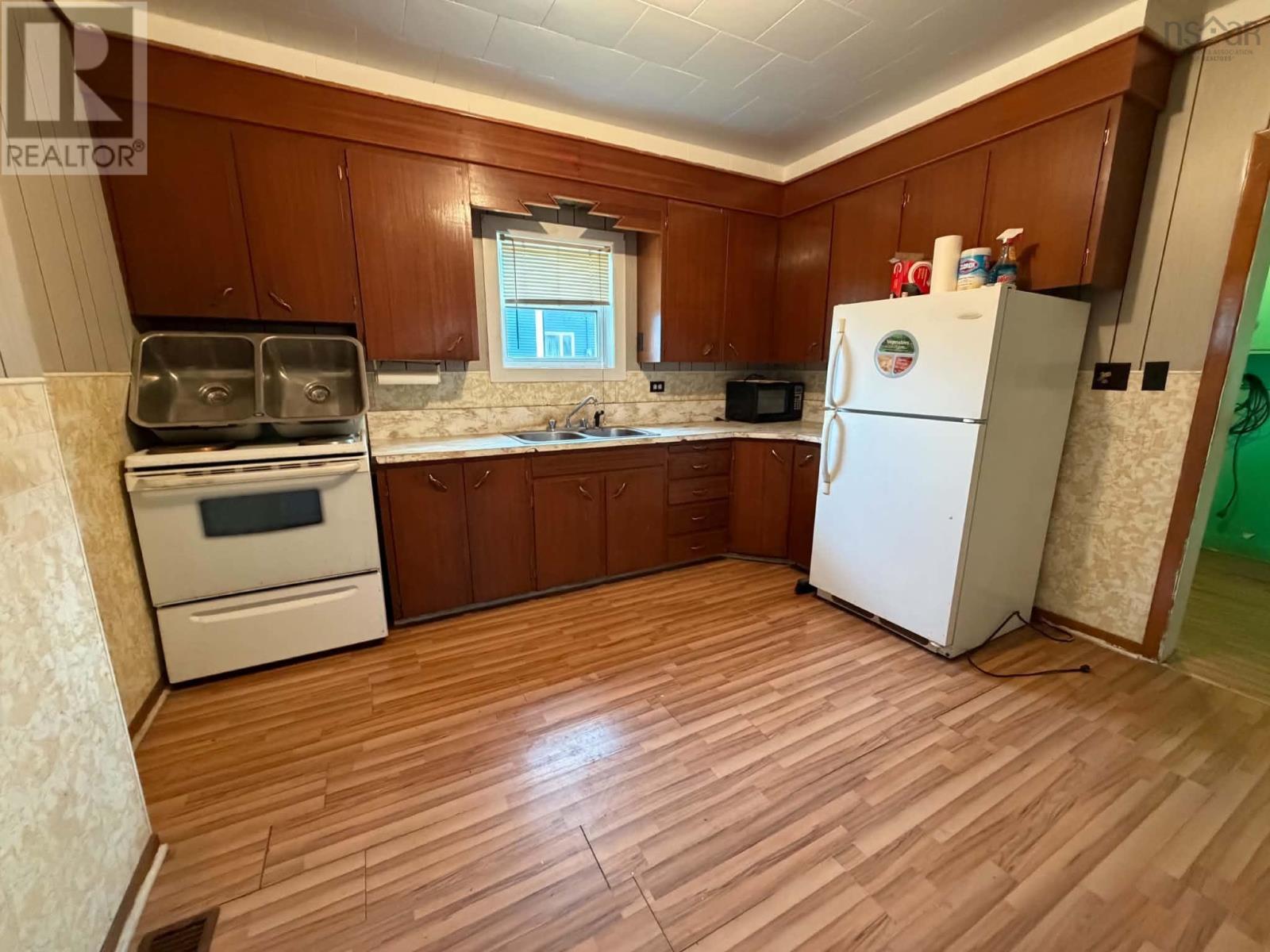 15404 Cabot Trail Property Photo 12
