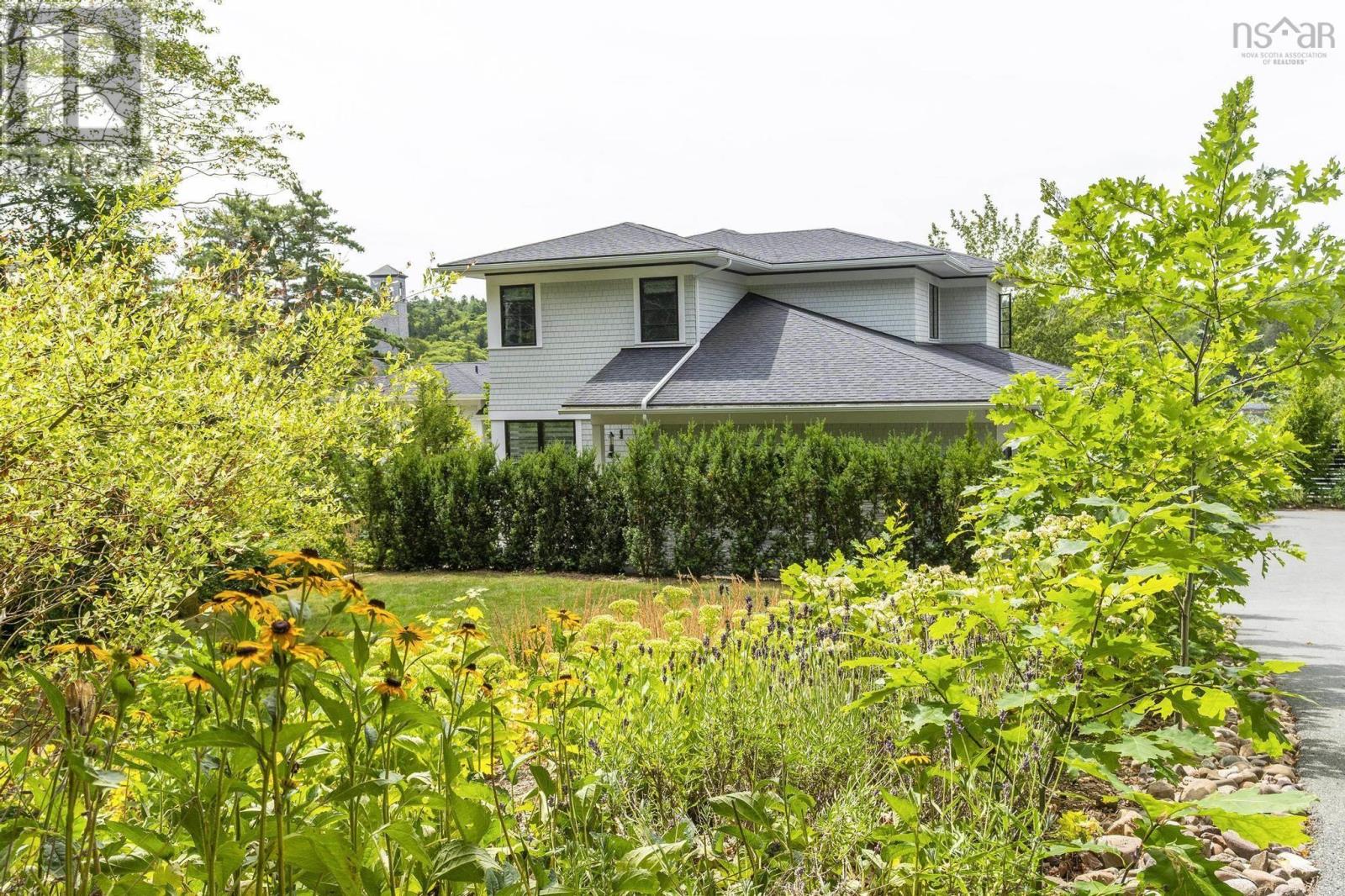 1170 Rockcliffe Street Property Photo 2