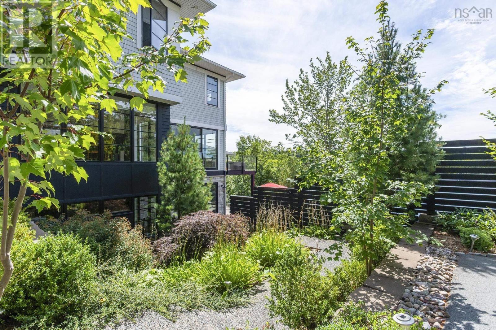 1170 Rockcliffe Street Property Photo 43
