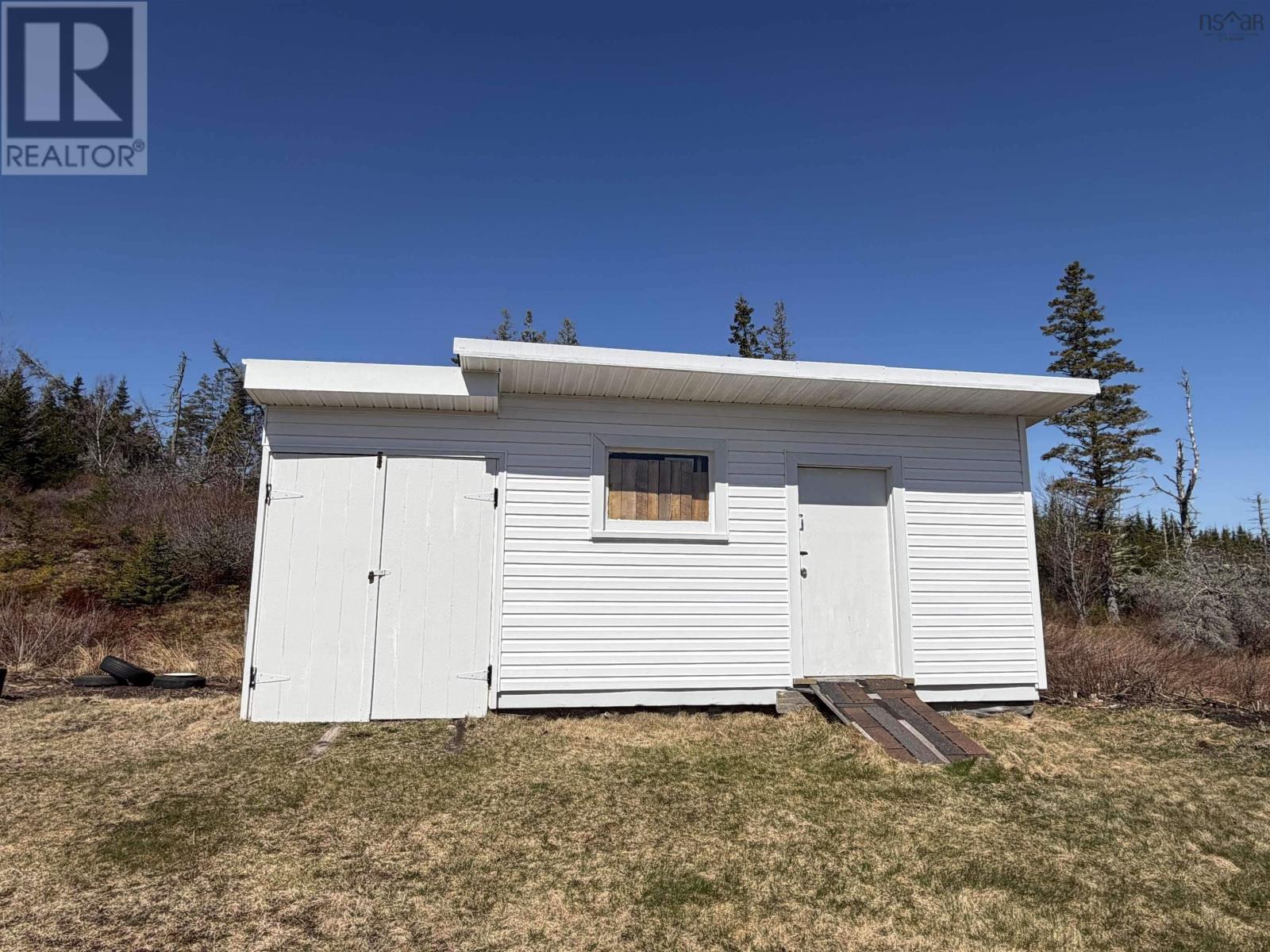 28019 Highway 7 Property Photo 2