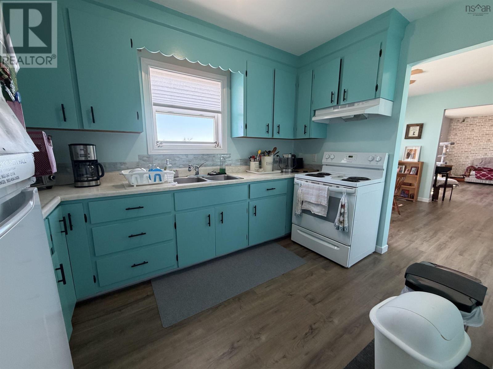 28019 Highway 7 Property Photo 10