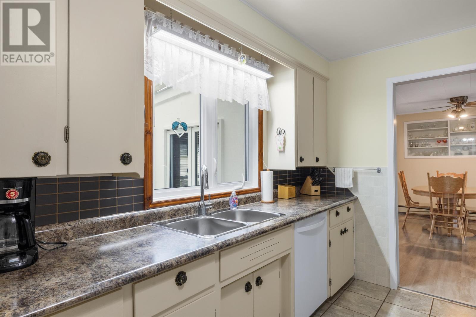 562 East Point Road Property Photo 4