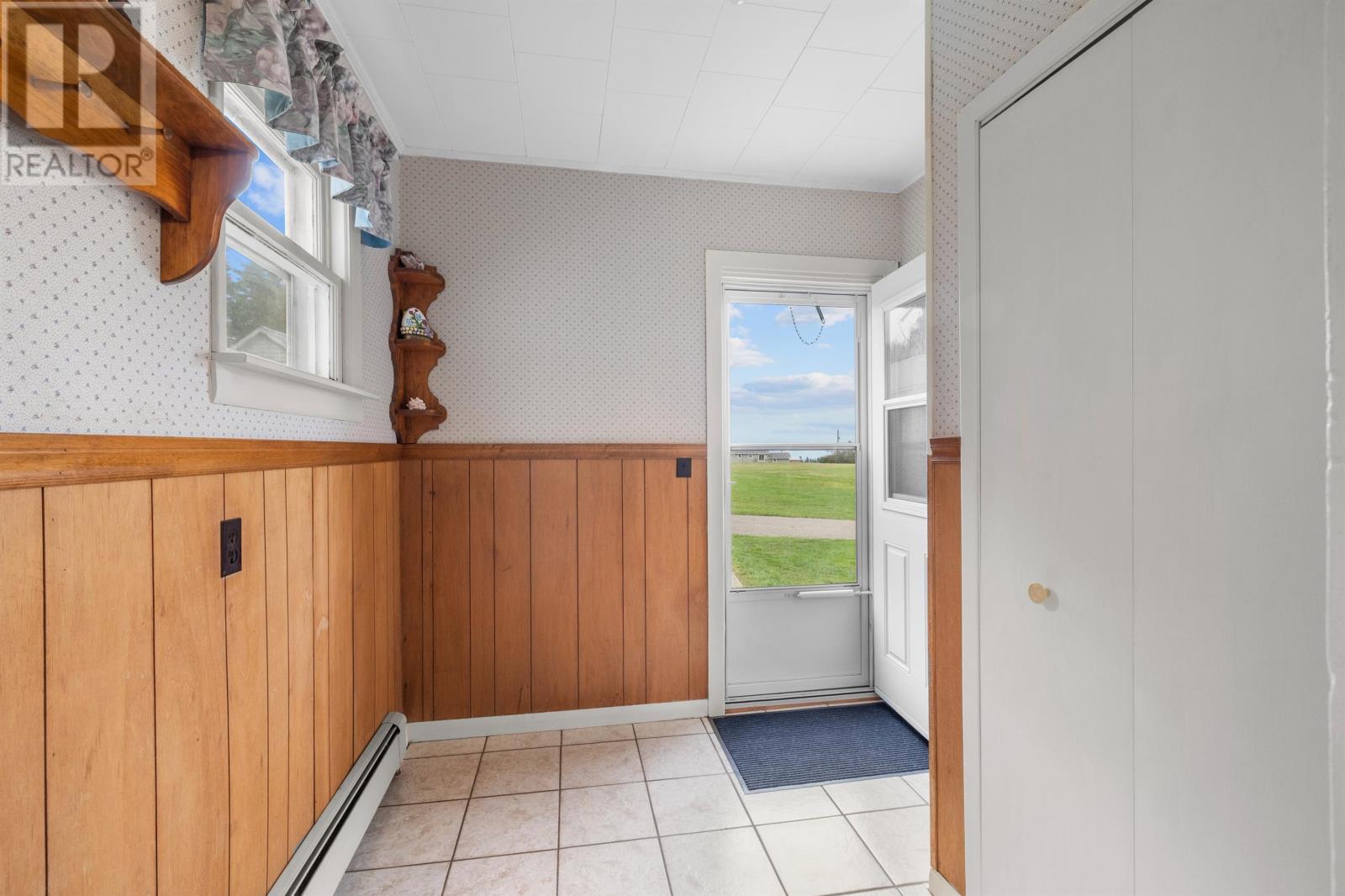 562 East Point Road Property Photo 5