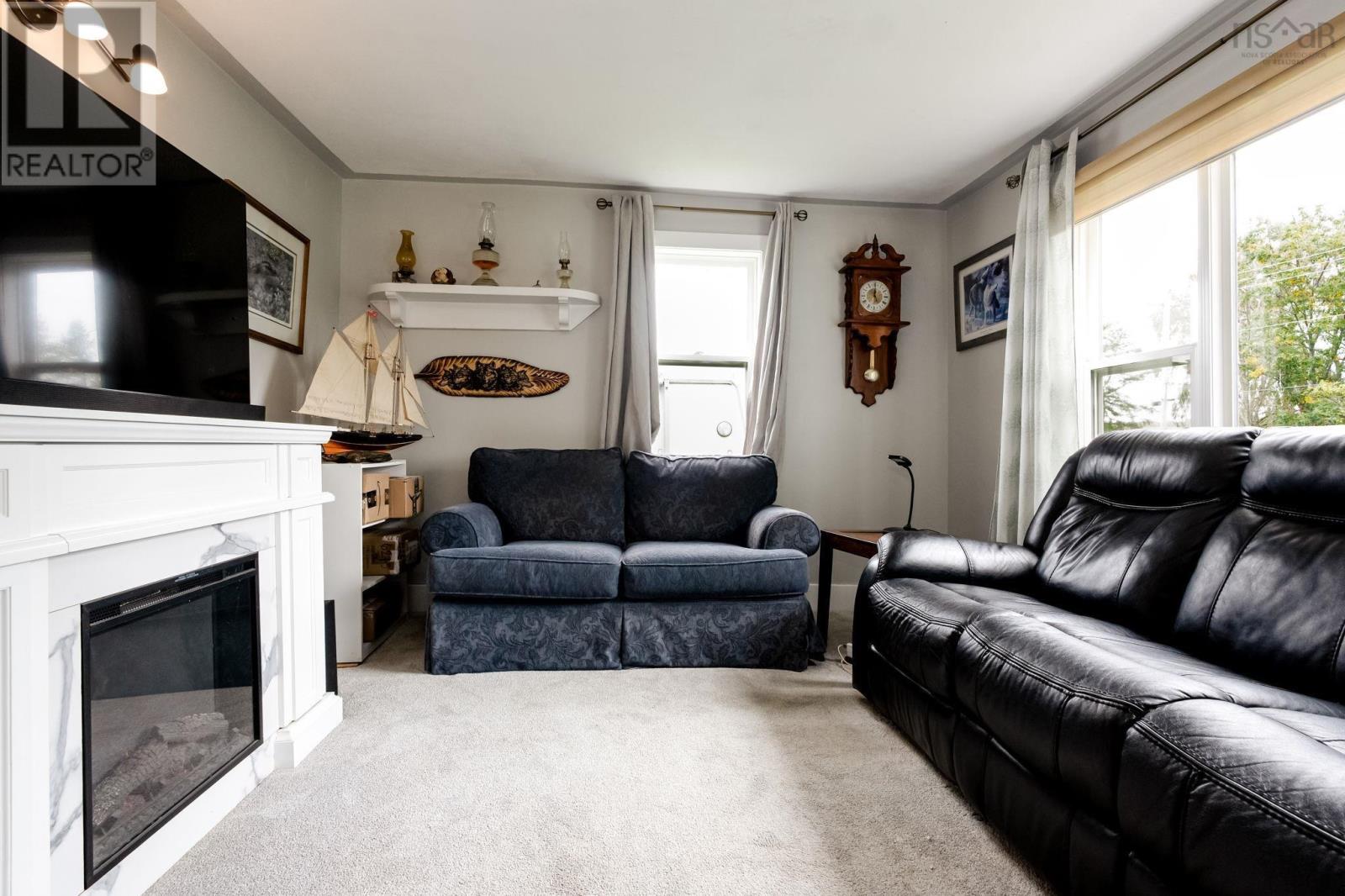953 Middle Road Property Photo 3
