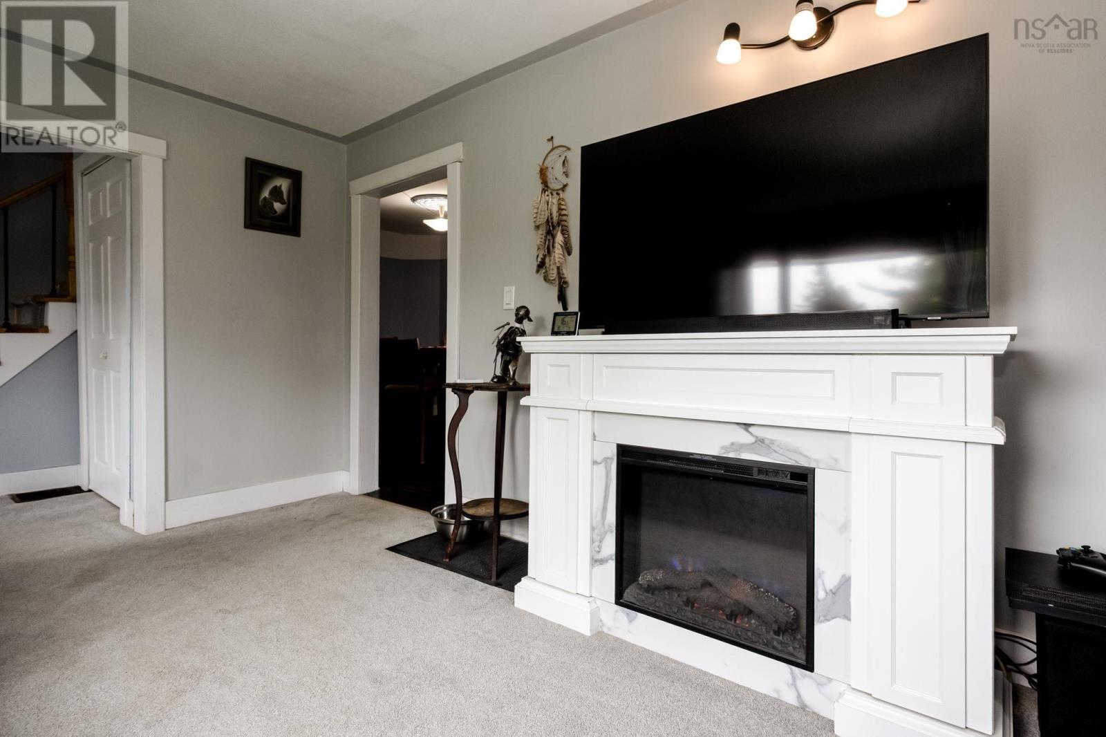953 Middle Road Property Photo 4