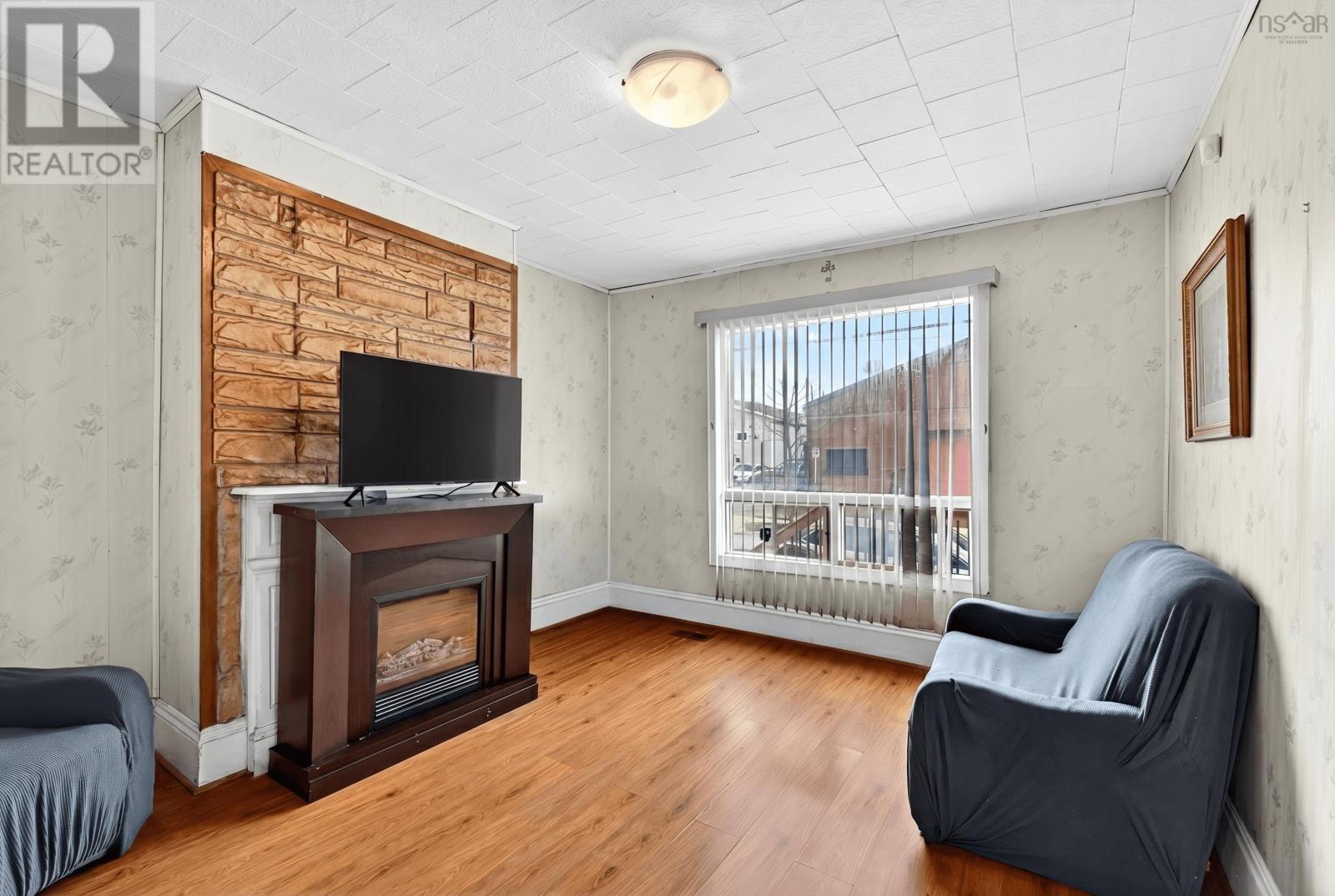 2490 John Street Property Photo 10