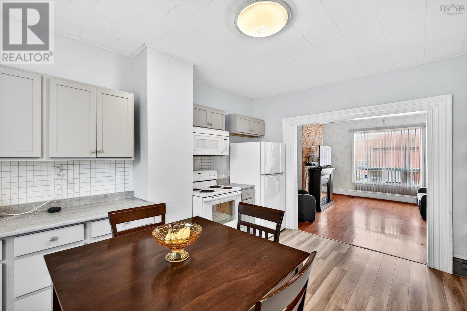 2490 John Street Property Photo 15