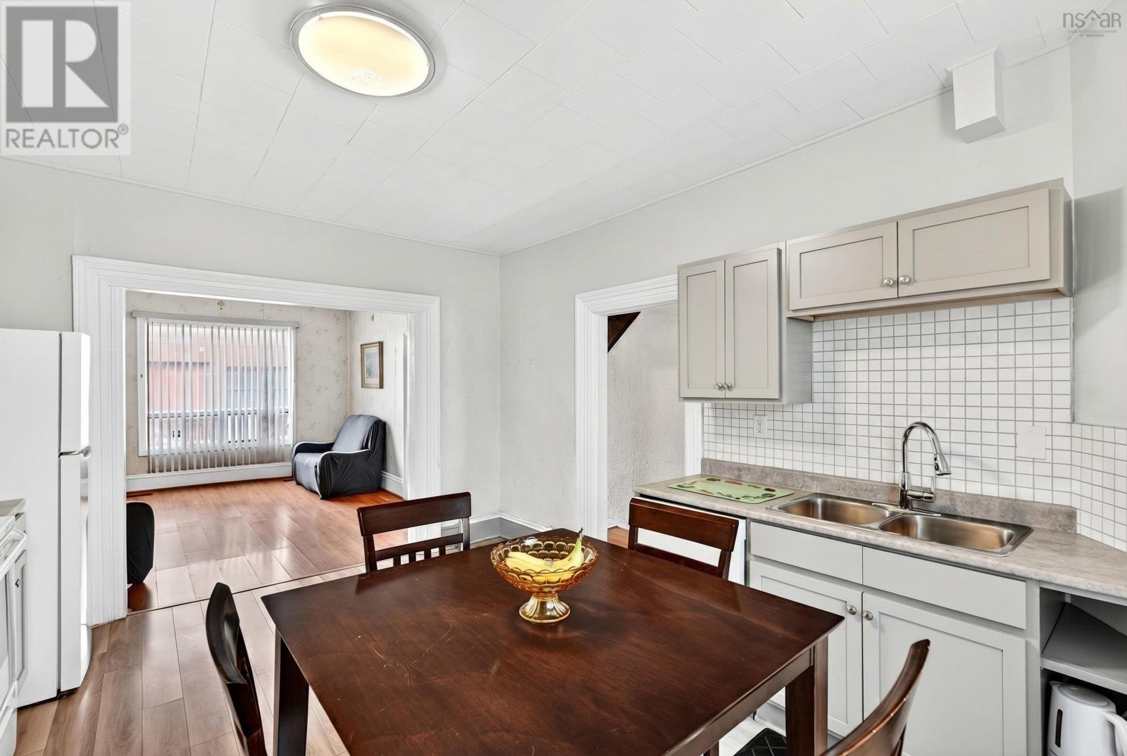2490 John Street Property Photo 16