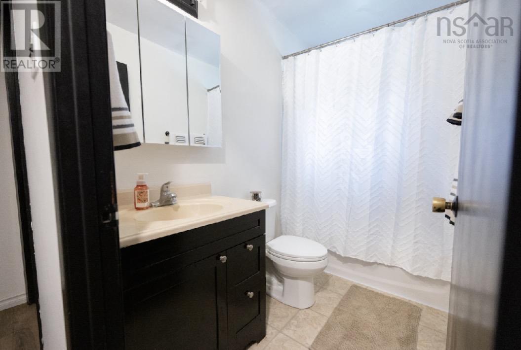 9512 East Bay Highway Property Photo 8