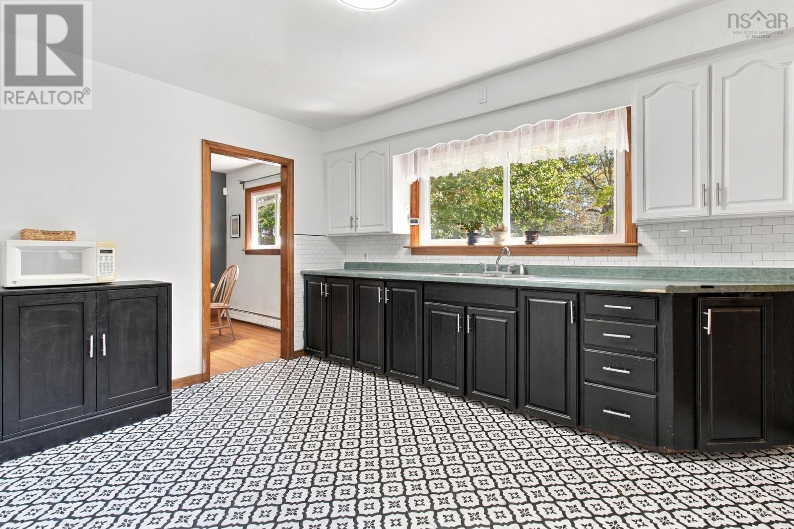 8 Edward Laurie Drive Property Photo 13