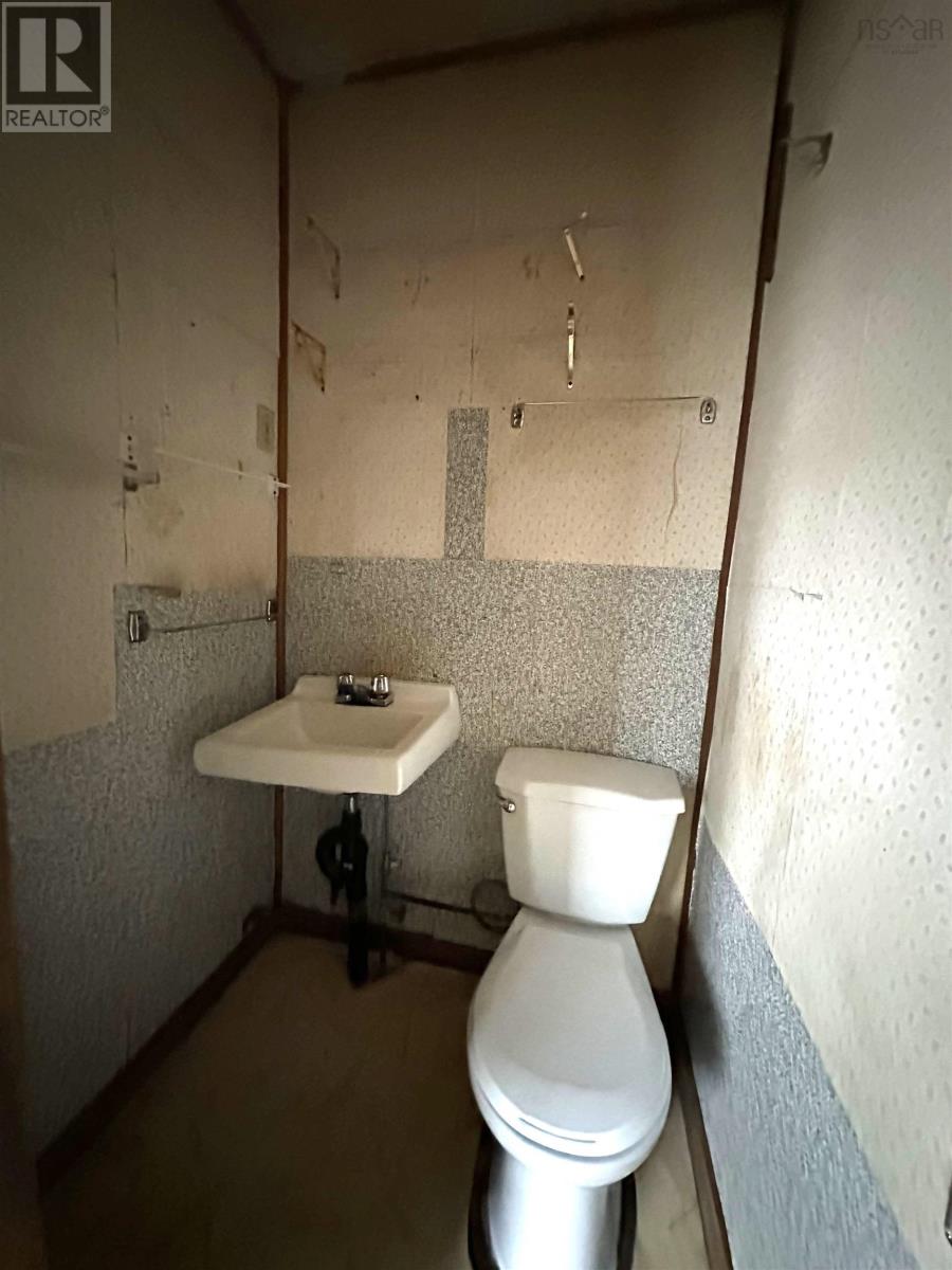 2090 Highway 1 Property Photo 16