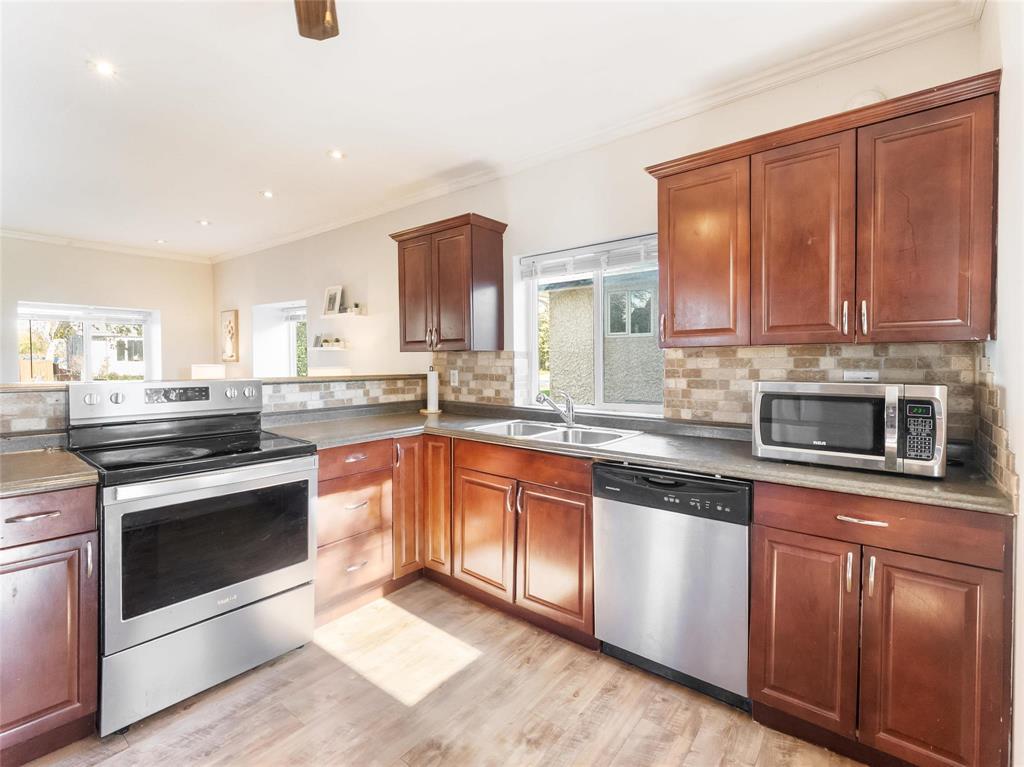 406 Strathnaver Avenue Property Photo 19