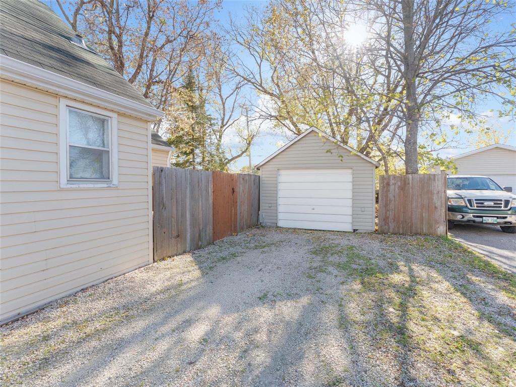 406 Strathnaver Avenue Property Photo 33