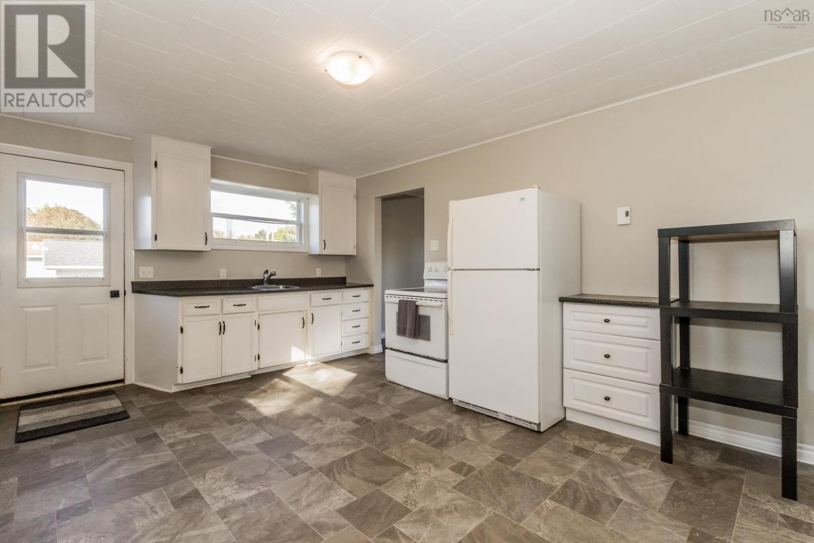 1063/1065 Camhill Court Property Photo 6
