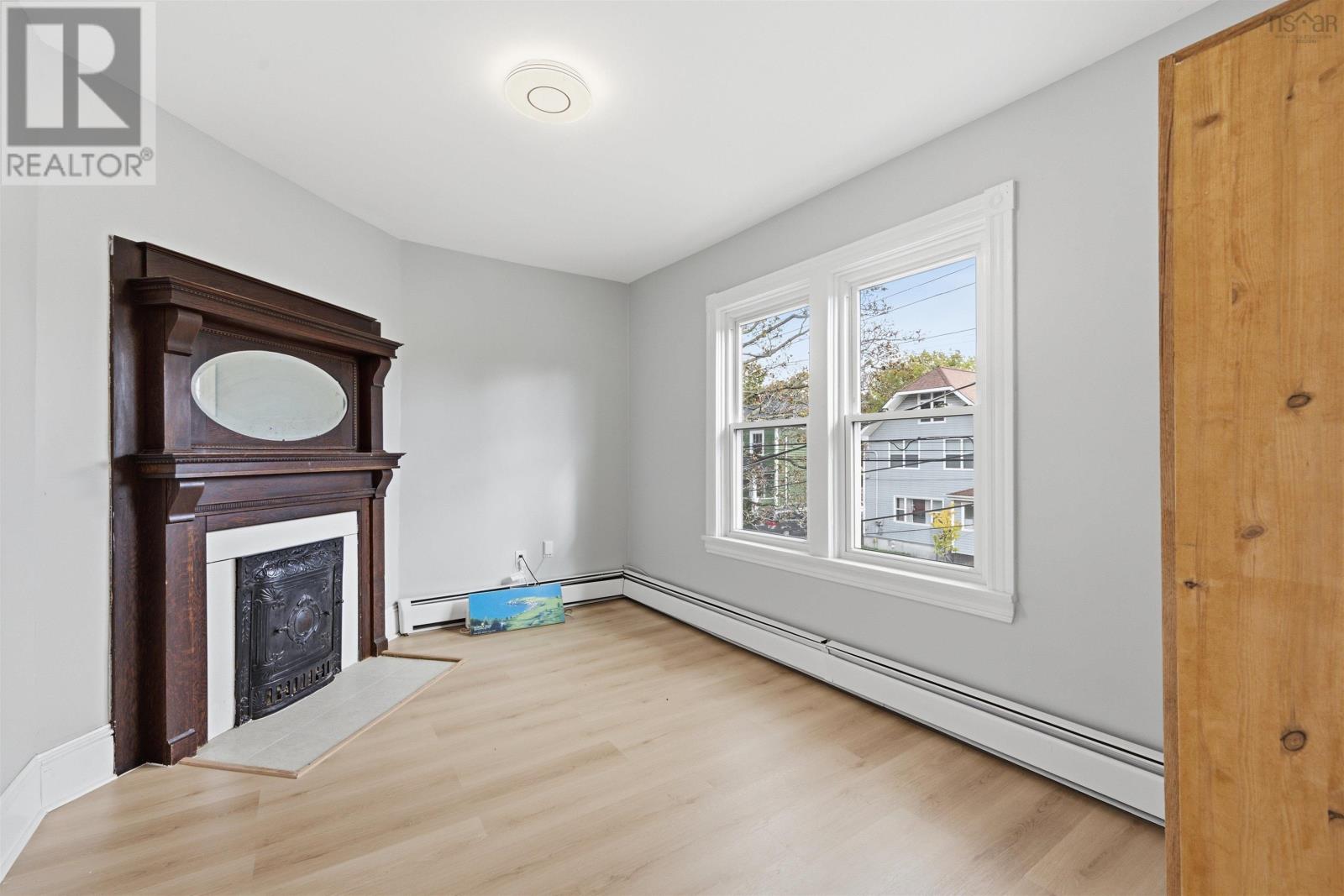 2512 Oxford Street Property Photo 4