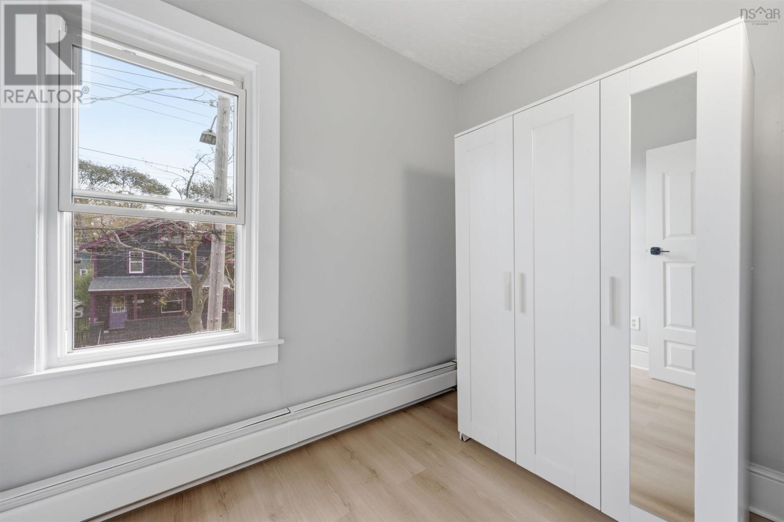 2512 Oxford Street Property Photo 5