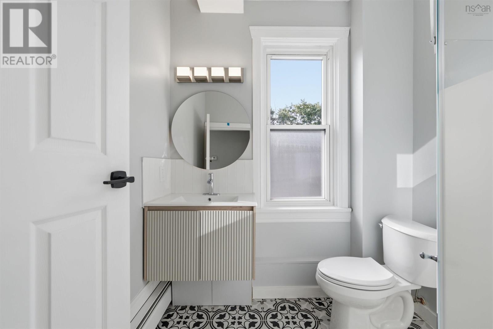 2512 Oxford Street Property Photo 8