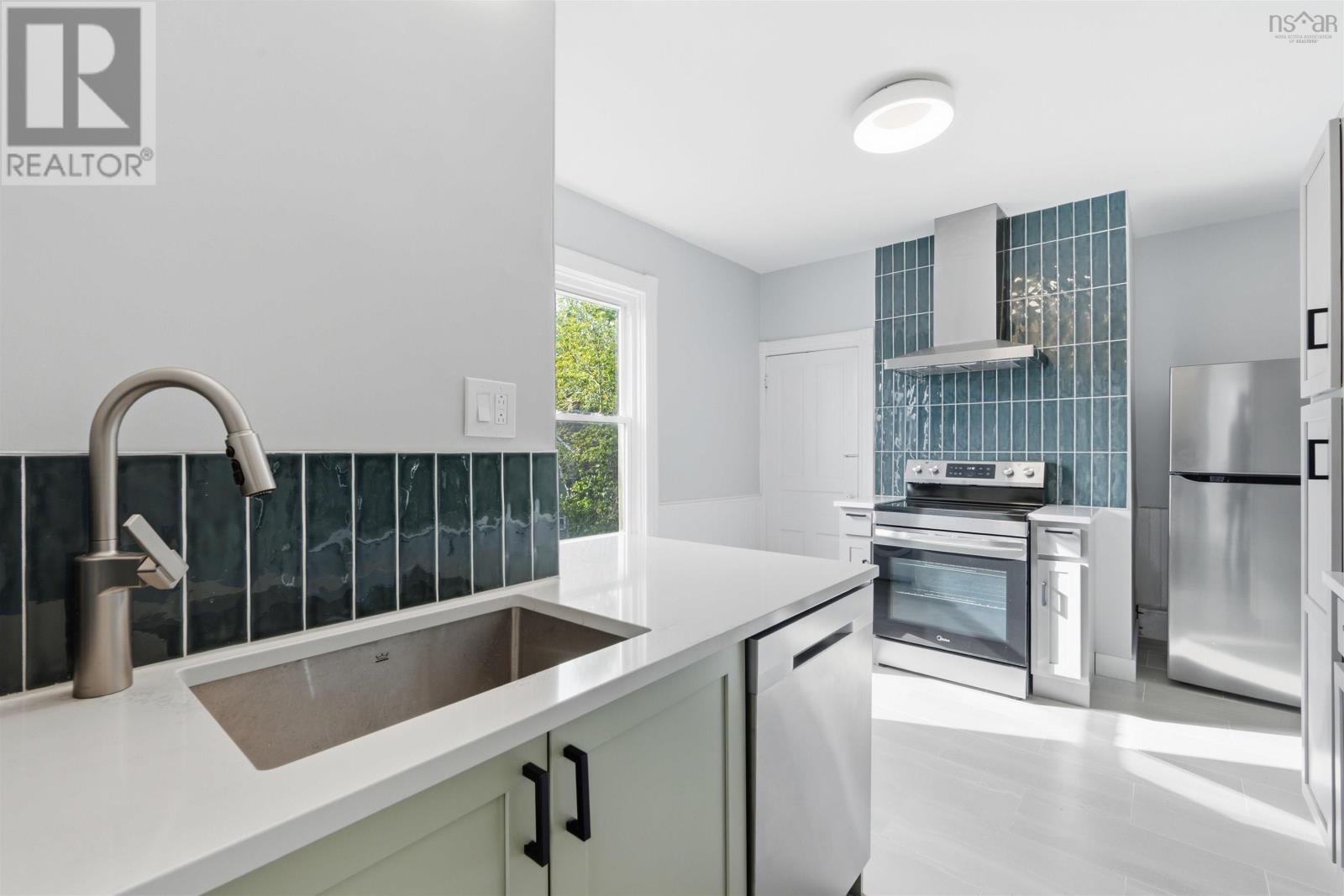 2512 Oxford Street Property Photo 10
