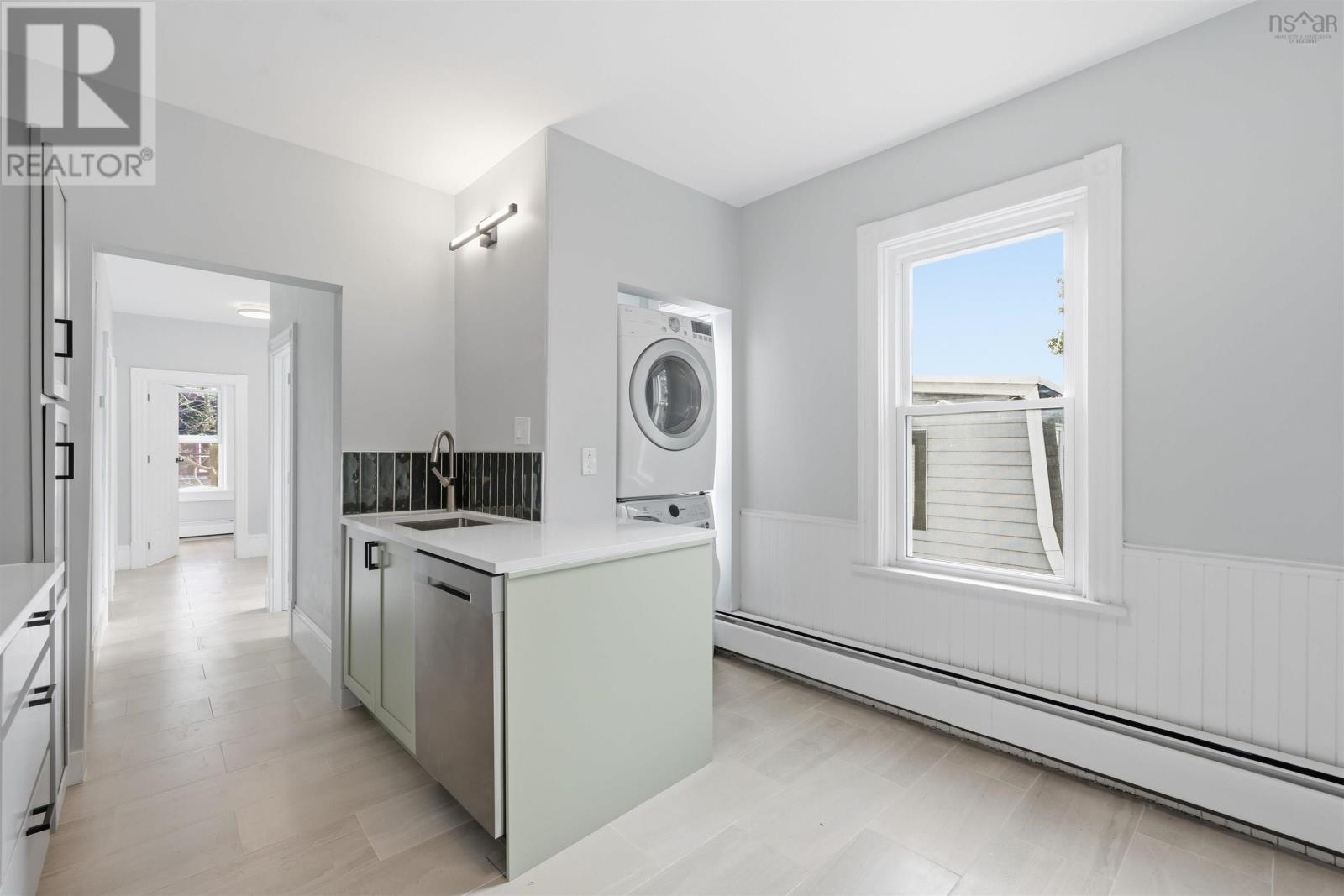 2512 Oxford Street Property Photo 11