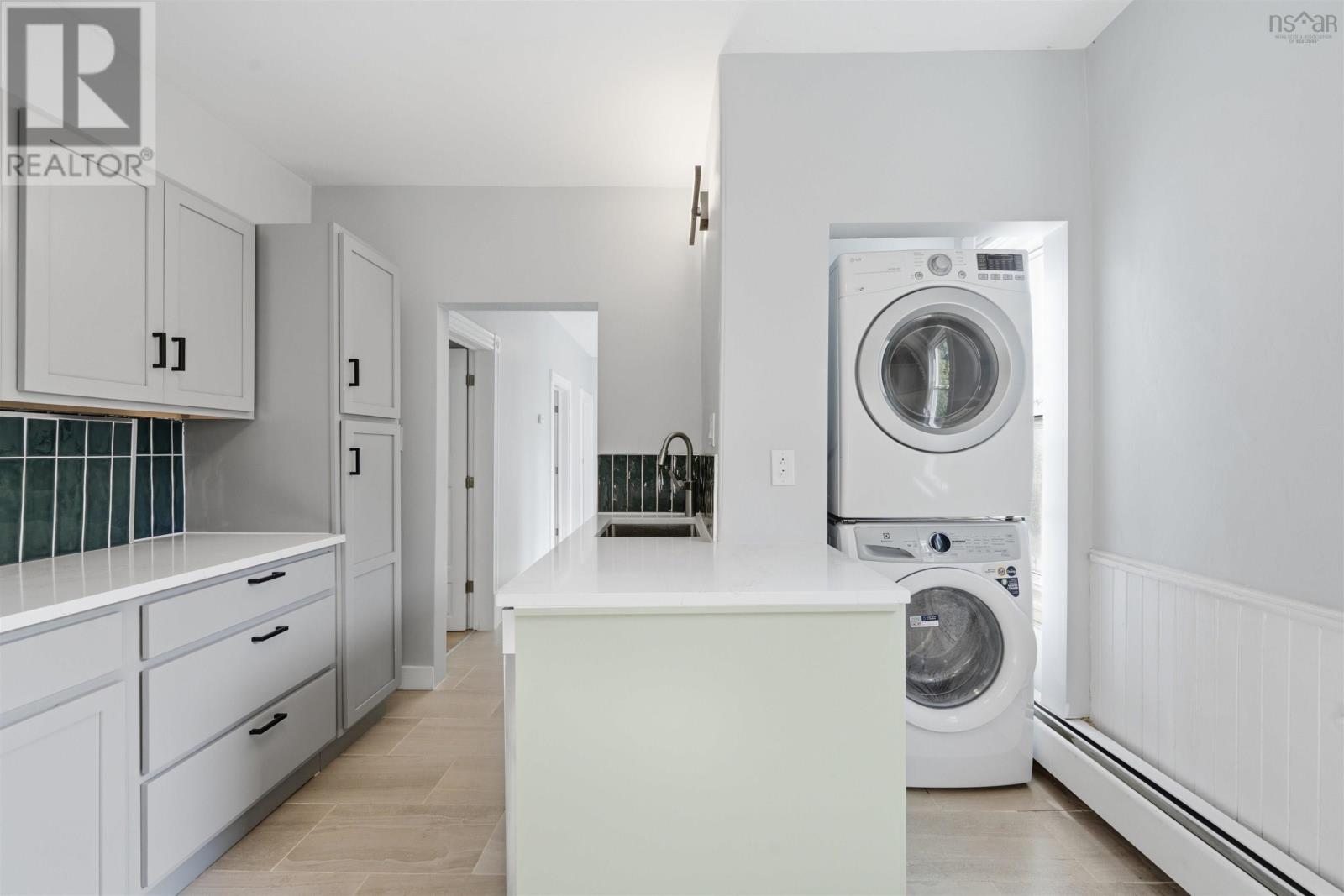 2512 Oxford Street Property Photo 12
