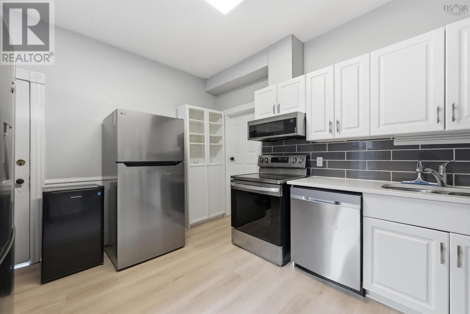 2512 Oxford Street Property Photo 18