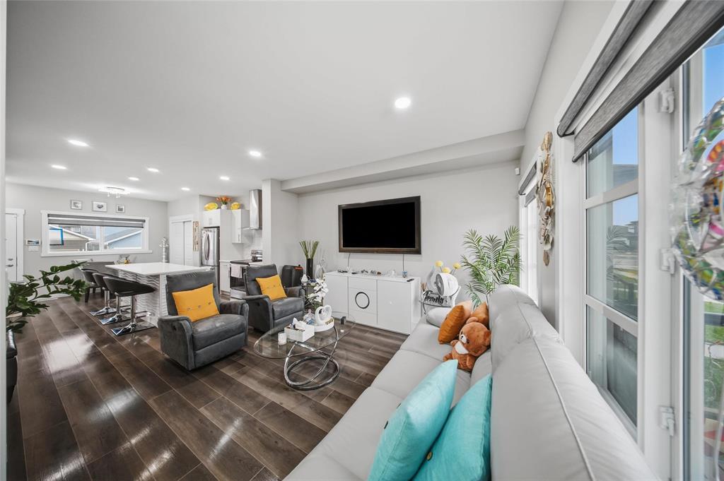 19 Mira Gate Property Photo 8