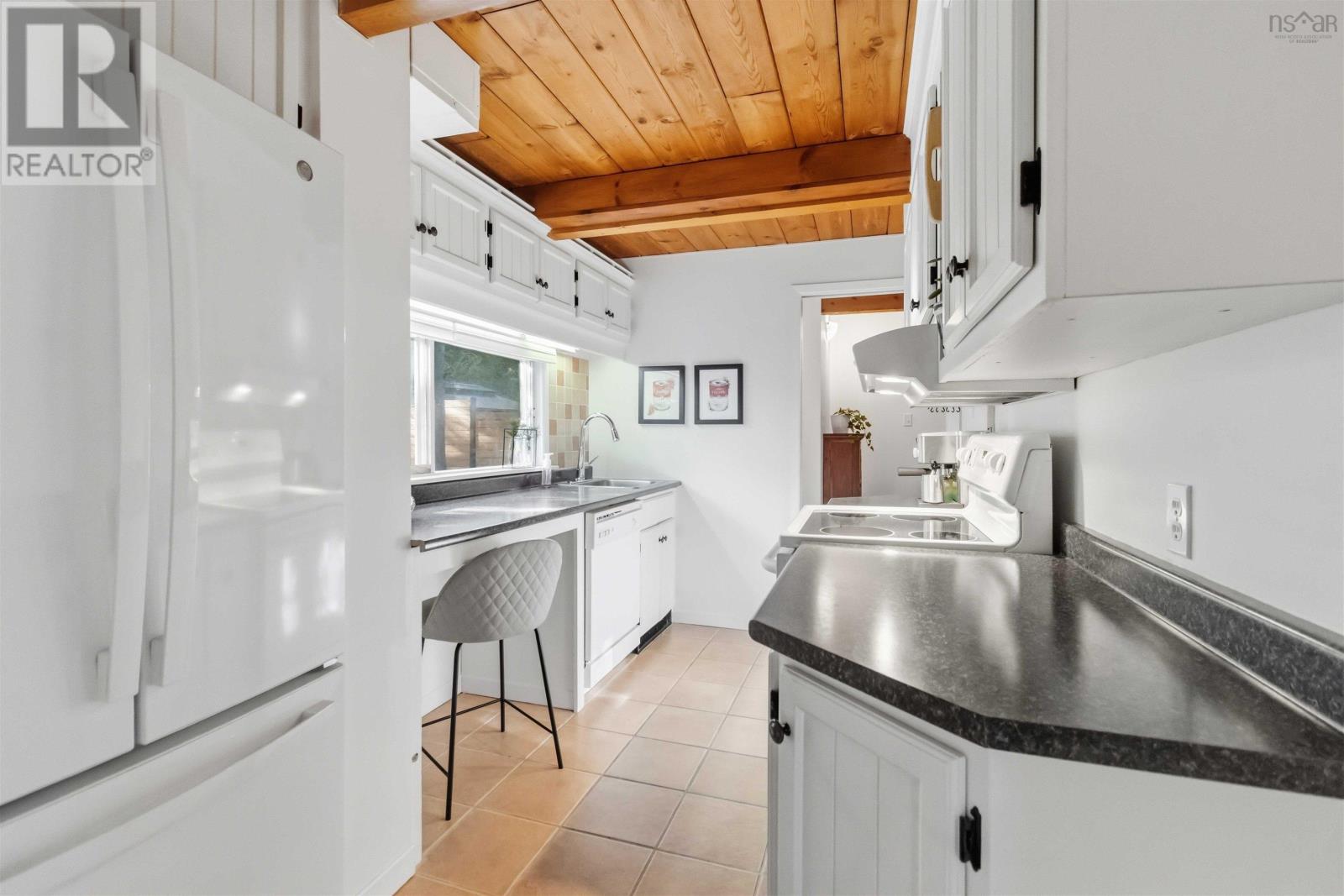 4 Lynn Road Property Photo 16