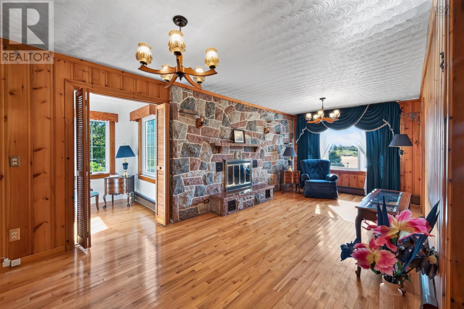 18467 Highway 7 Property Photo 22