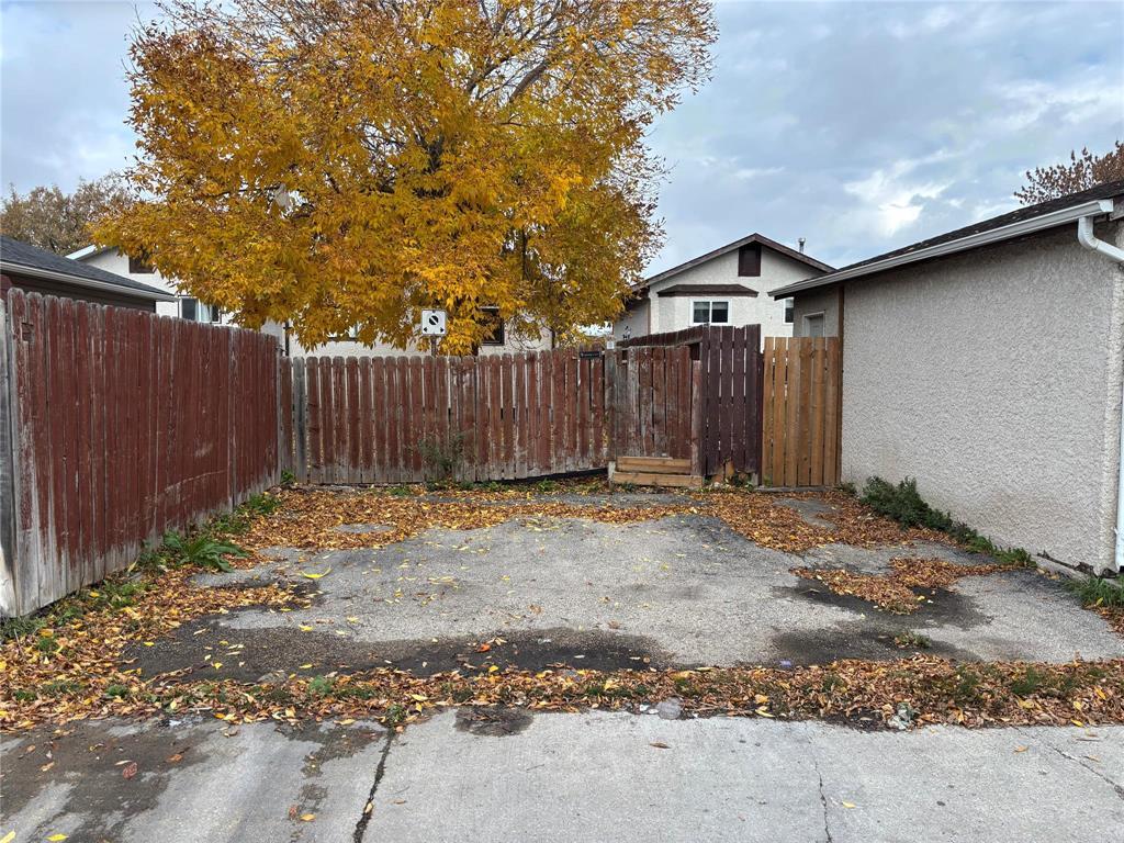 942 Summerside Avenue Property Photo 4