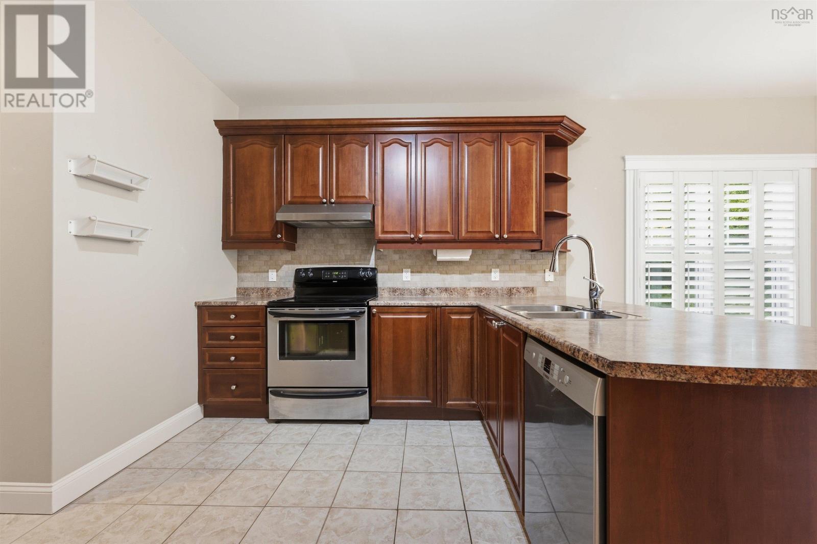 71 Greenside Lane Property Photo 8
