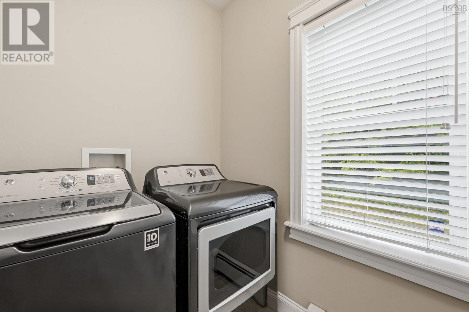 71 Greenside Lane Property Photo 12