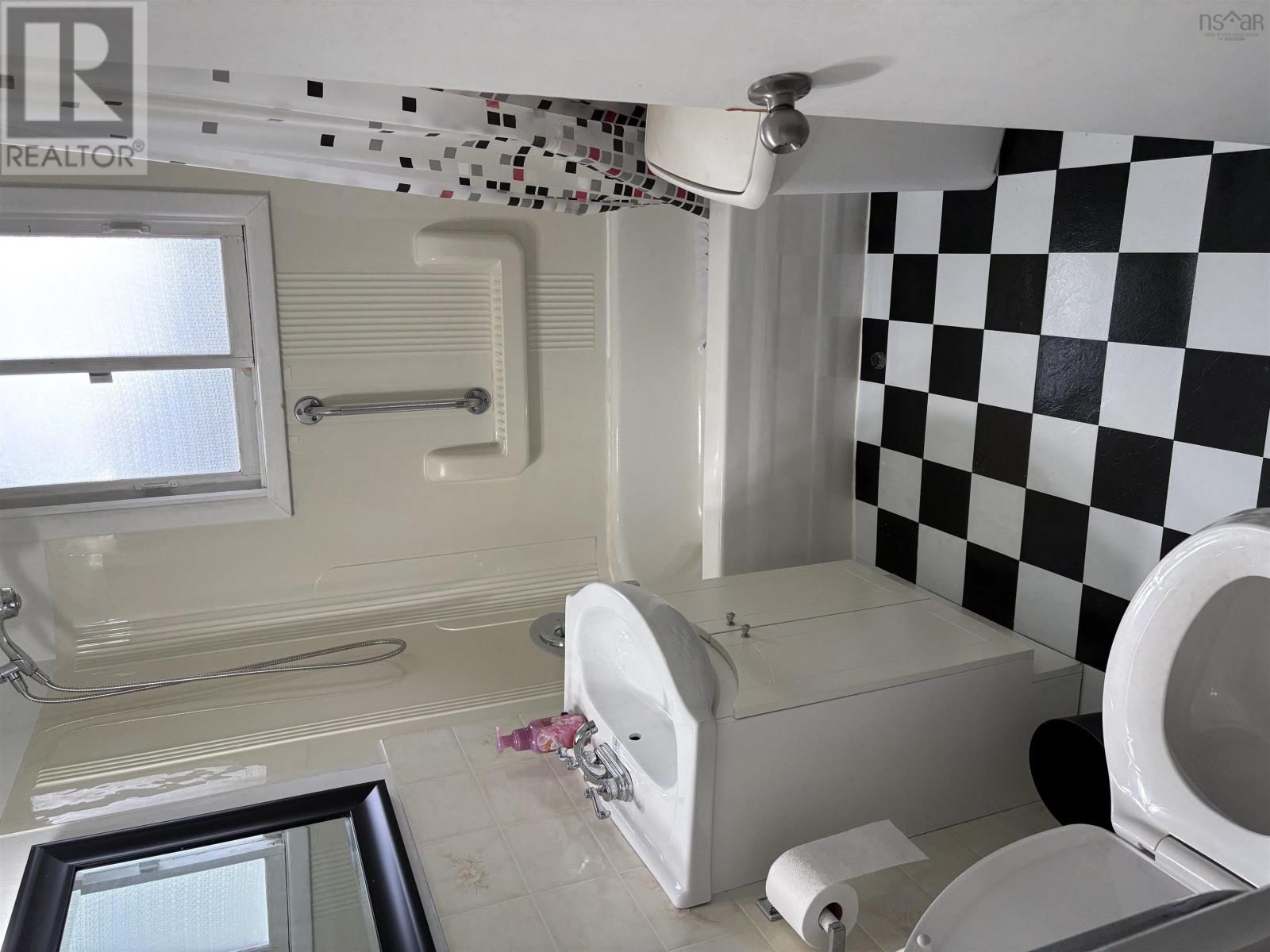 111 Greenhill Drive Property Photo 14