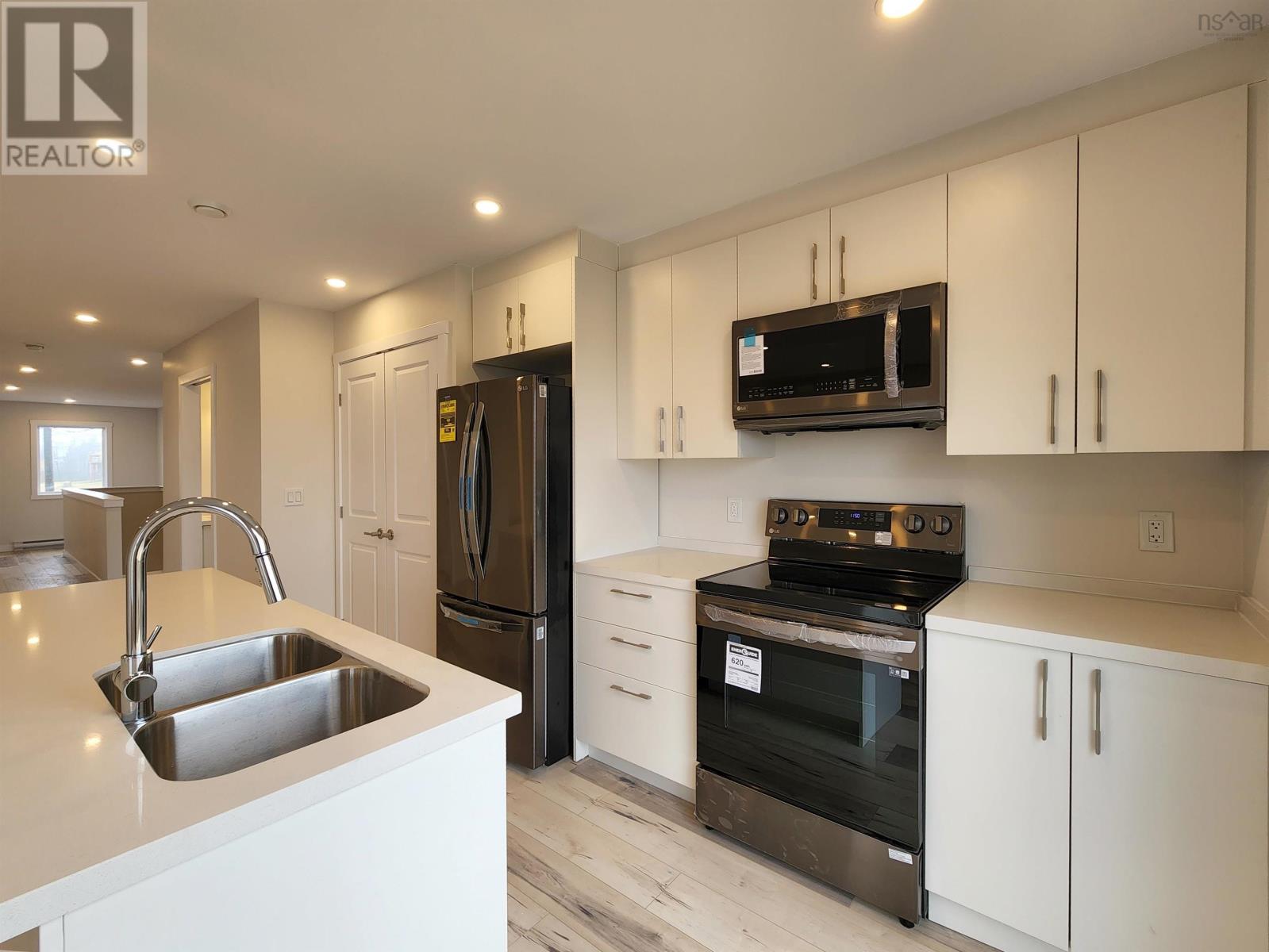 77 Golden Way Property Photo 2