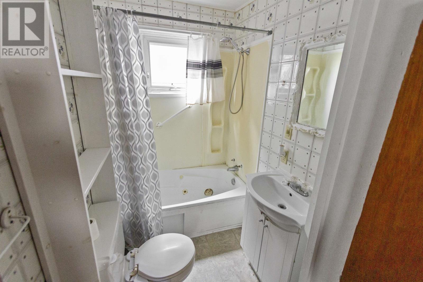 417 Queen Street Property Photo 8