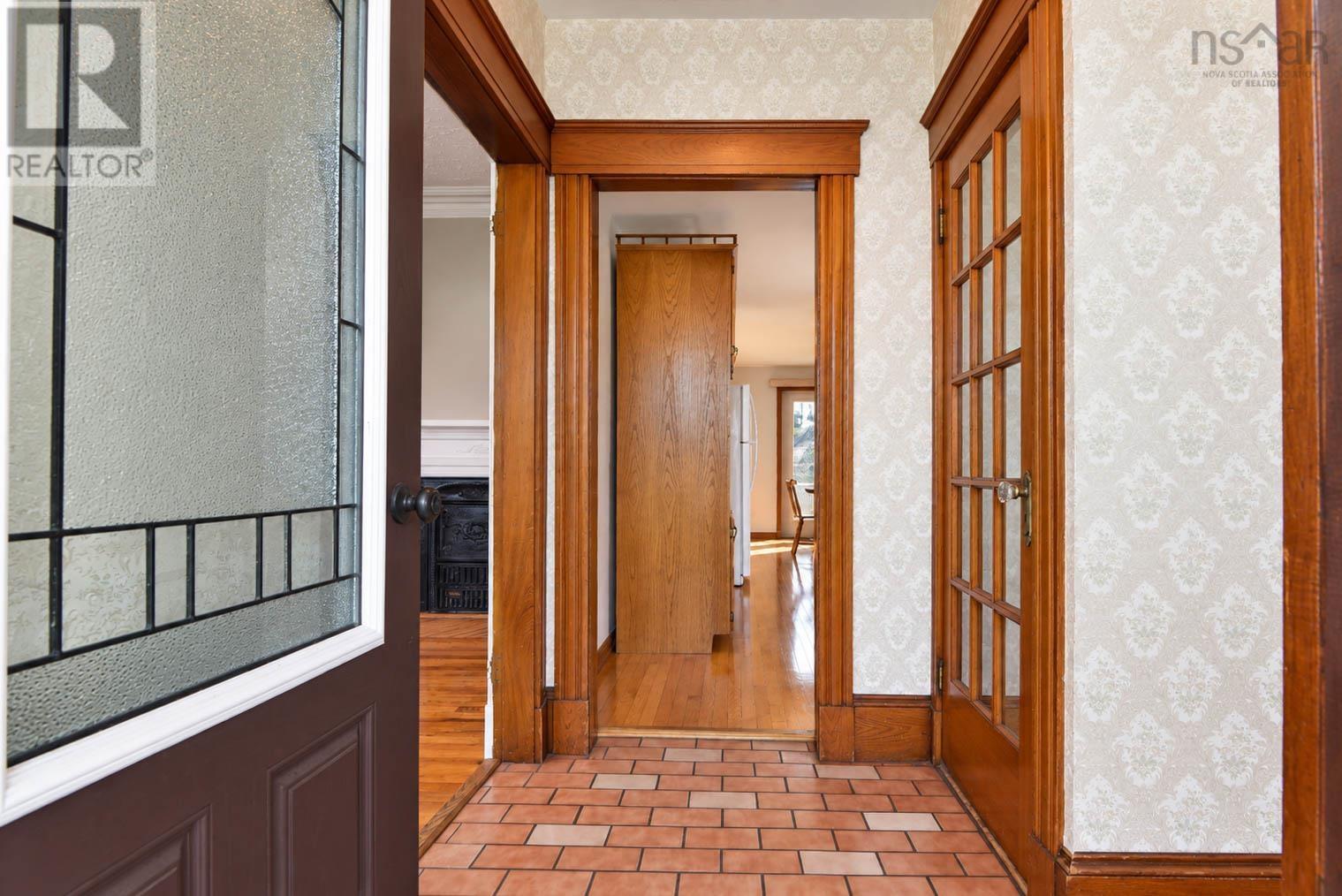 2131 Queen Street Property Photo 9