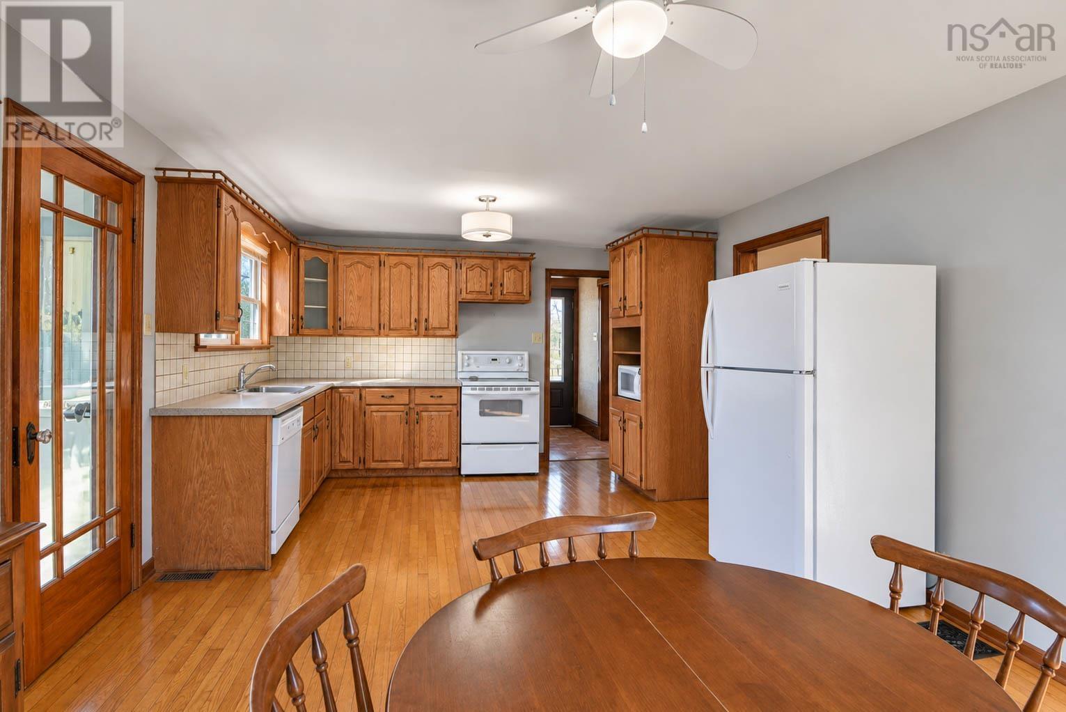 2131 Queen Street Property Photo 16