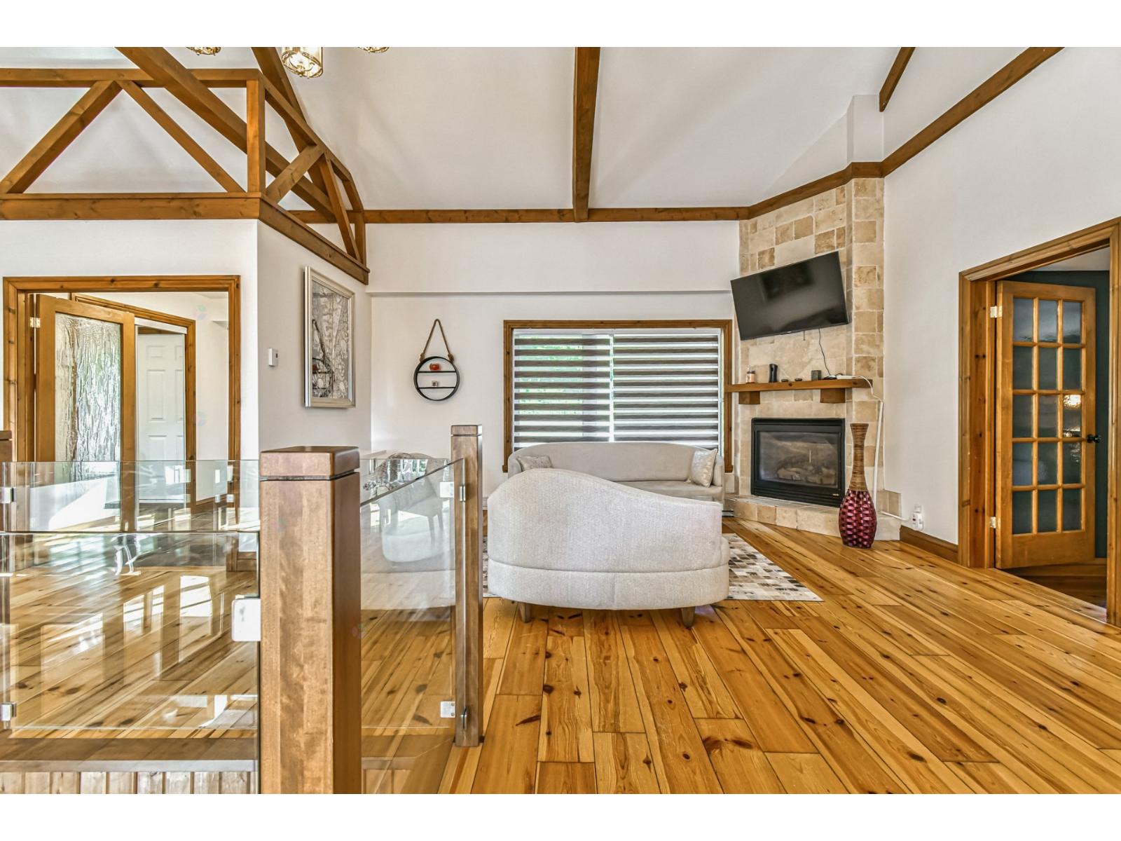 14 Ch. Des Cardinaux Property Photo 5