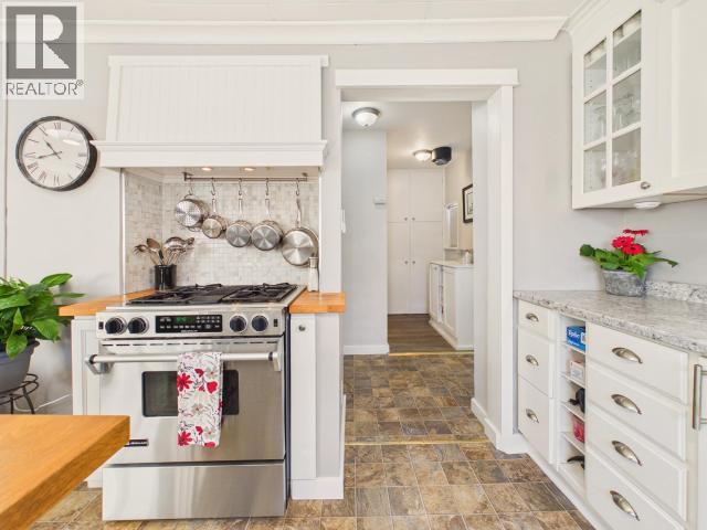 6941 Kamloops Street Property Photo 8