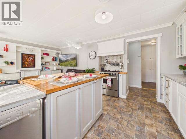 6941 Kamloops Street Property Photo 9