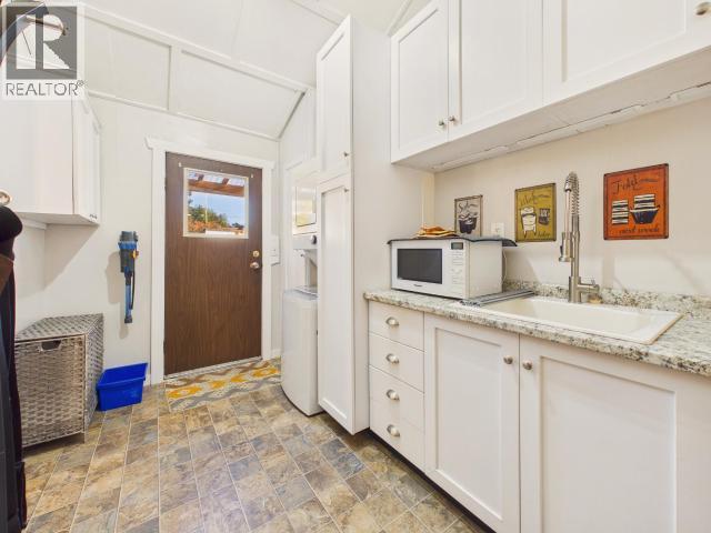 6941 Kamloops Street Property Photo 21