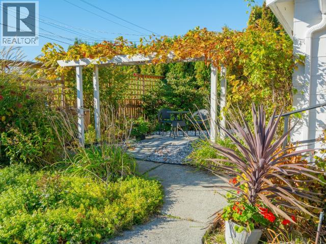 6941 Kamloops Street Property Photo 36