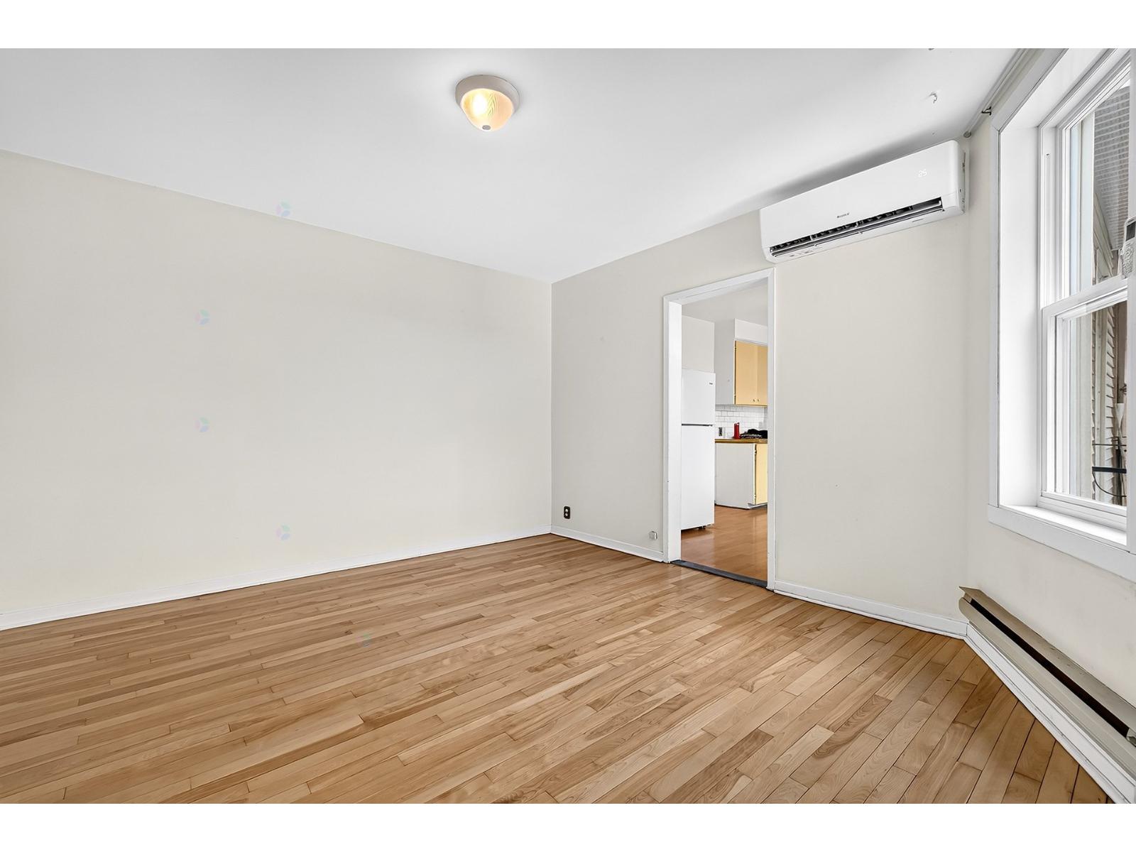 5487 Av. De L'esplanade Property Photo 3
